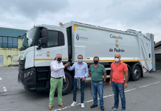 O Concello de Padrón incorpora ao servizo municipal de recollida de lixo un novo camión recolector-compactador por 175.000 euros
